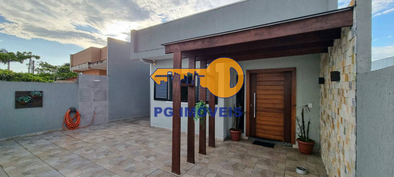 Casa à venda com 3 quartos, 206m² - Foto 1